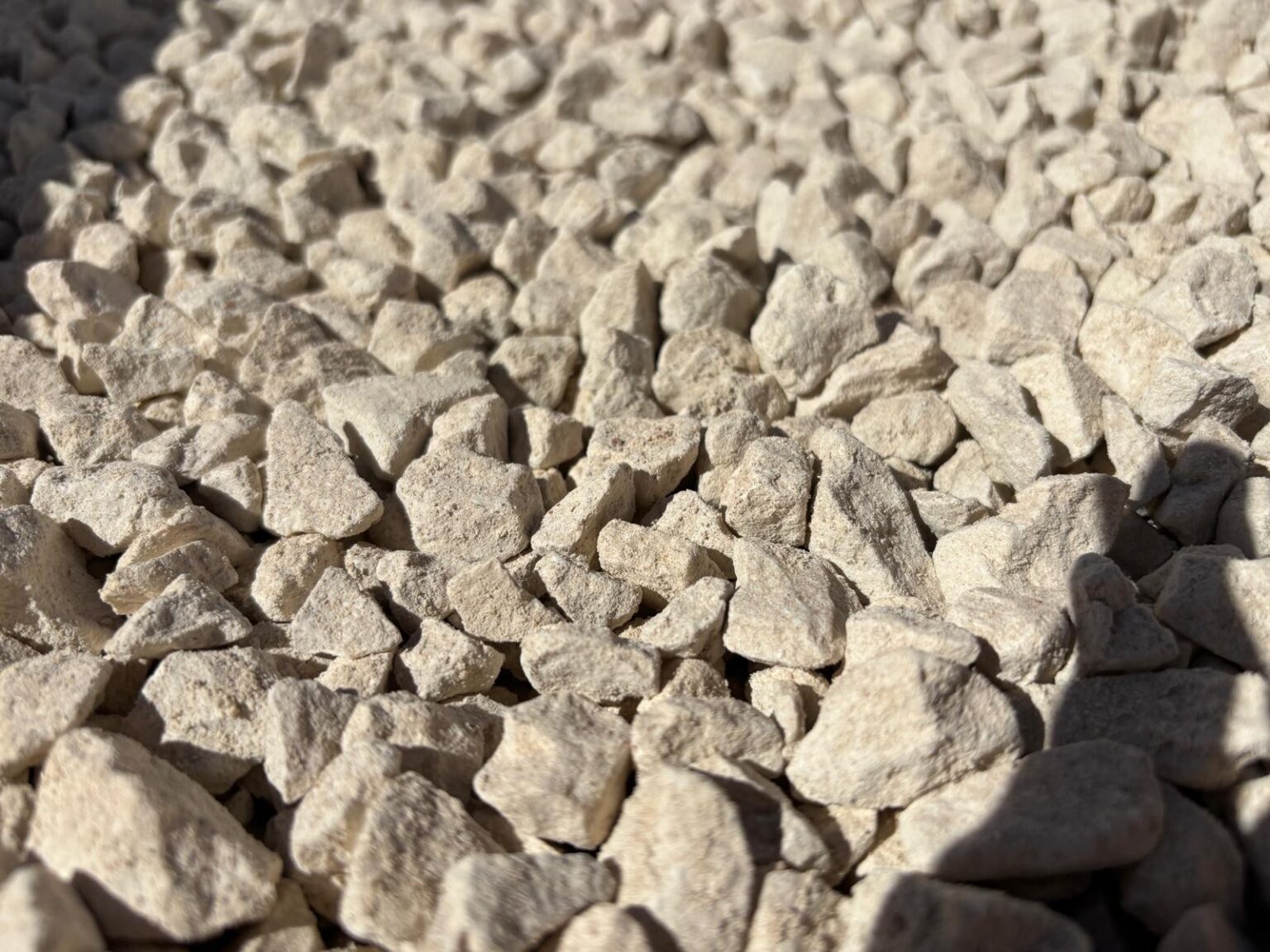 HALF BULK BAG 20MM BUFF LIMESTONE CHIPPING – SJS Building Supplies in ...